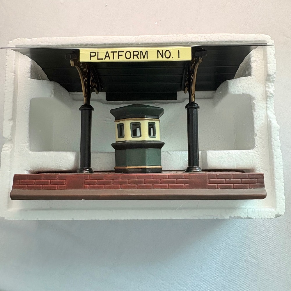 Dept 56 Heritage Village Victoria Station Train Platform Green Brown 5575-1 - Picture 6 of 7